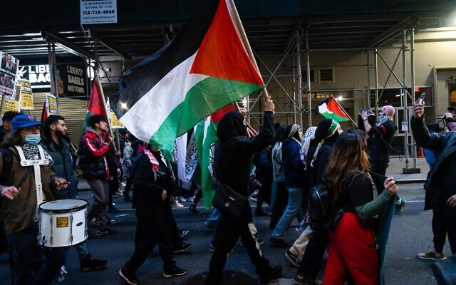 Illustration : Activistes pro-palestiniens et anti-israéliens à New York, 30 mars 2022. (Crédit : Luke Tress/Flash90)