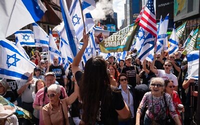 Des Israéliens manifestent contre le plan de refonte du système judiciaire israélien à Times Square alors que le Premier ministre se trouve à New York pour y rencontrer des leaders du monde entier lors de l'Assemblée générale des Nations unies, le 19 septembre 2023. (Crédit : Luke Tress/Times of Israel)