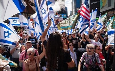 Des Israéliens manifestent contre la refonte judiciaire à Times Square au moment où le Premier ministre Benjamin Netanyahu se trouve à New York pour rencontrer ses pairs à l'Assemblée générale des Nations Unies, le 19 septembre 2023. (Crédit : Luke Tress/Times of Israel)