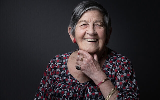 Ginette Kolinka, survivante de la Shoah du camp de concentration et d'extermination d'Auschwitz-Birkenau, à Paris, le 15 avril 2022. (Crédit : JOEL SAGET / AFP)