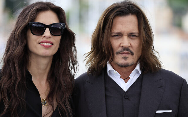 La réalisatrice Maïwenn et l’acteur Johnny Depp, au Festival de Cannes, le 17 mai 2023. (Crédit : VALERY HACHE / AFP)