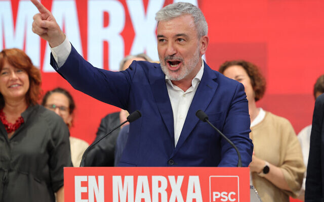 Jaume Collboni, maire socialiste de Barcelone, en campagne, le 28 mai 2023. (Crédit : LLUIS GENE / AFP)