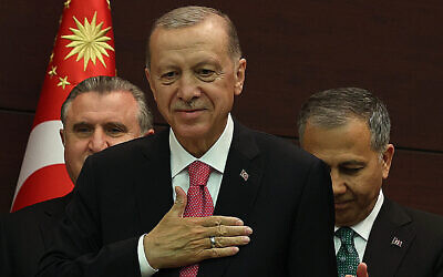 Le président turc Recep Tayyip Erdogan faisant un geste alors qu'il dévoile le nouveau cabinet du pays au palais Cankaya après avoir prêté serment au Parlement, à Ankara le 3 juin 2023. (Crédit : Adem Altan/AFP)