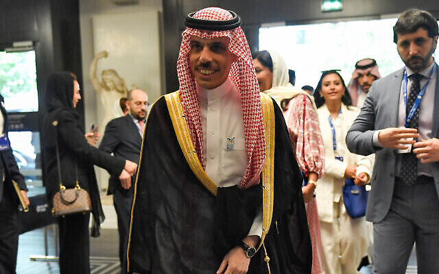 Le ministre saoudien des Affaires étrangères, le prince Faisal bin Farhan, arrive au Bureau international des expositions (BIE) pour évoquer la candidature de Riyad à l'organisation de l'Expo 2030 à Issy-Les-Moulineaux, le 20 juin 2023. (Crédit : Julien de Rosa/AFP)