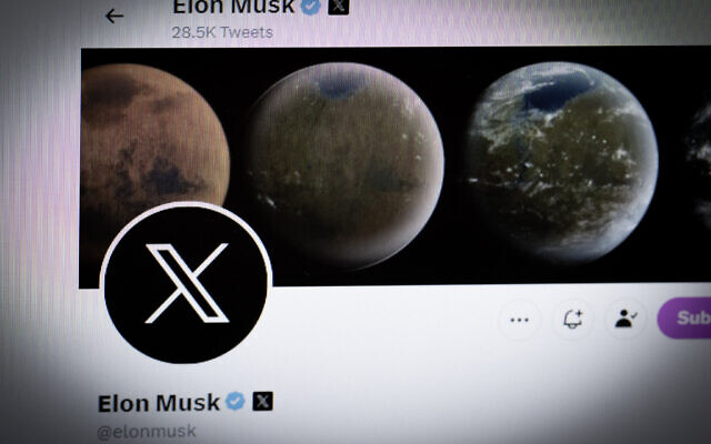 Le nouveau logo de Twitter sous sa forme "X" sur le compte du propriétaire du réseau social, Elon Musk, le 24 juillet 2023. (Crédit : ALAIN JOCARD / AFP)