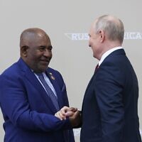Azali Assoumani, président de l'union des Comores et président de l’Union africaine, et Vladimir Poutine, président russe, au deuxième sommet Russie-Afrique, à Saint-Pétersbourg, le 27 juillet 2023. (Crédit : SERGEI BOBYLYOV / TASS HOST PHOTO AGENCY / AFP)