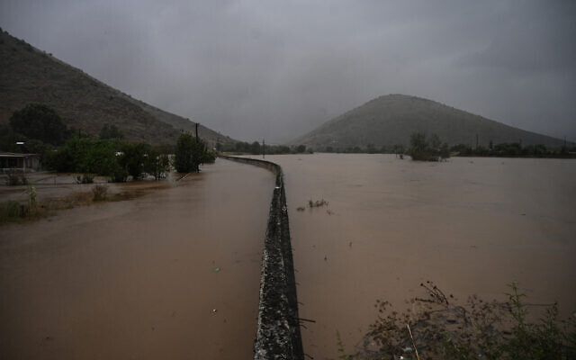 La rivière Epineas après de fortes inondations à Palamas, près de Karditsa, en Grèce centrale, le 6 septembre 2023. (Crédit : Sakis Mitrolidis / AFP)