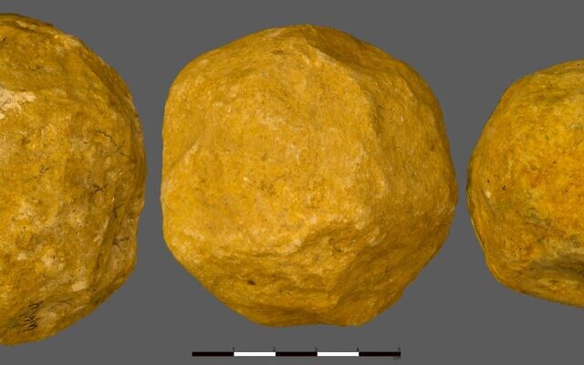 Cette image diffusée par l'Université hébraïque de Jérusalem le 6 septembre 2023 montre trois sphéroïdes de calcaire provenant du site archéologique de l'âge de pierre d'Ubeidiya en Israël. (Crédit : université hébraïque de Jérusalem)