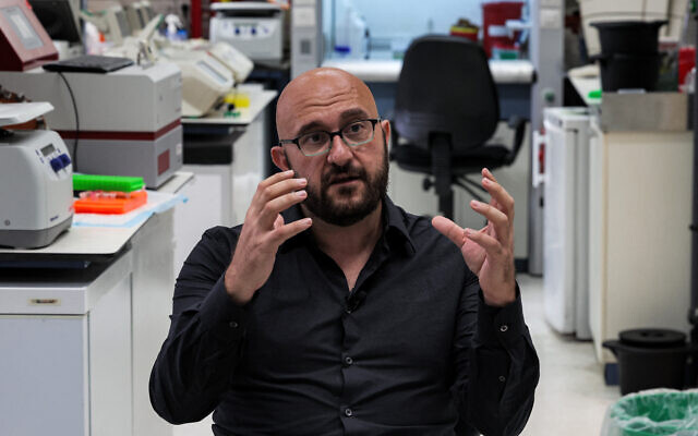 Le Dr Jacob Hanna, spécialiste en génétique moléculaire à l'Institut Weizmann des sciences d'Israël, à Rehovot, le 4 août 2022. (Crédit : AHMAD GHARABLI / AFP)