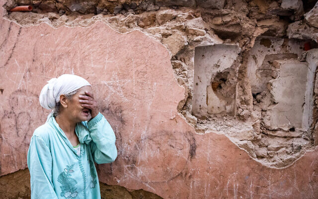 Une femme réagissant devant sa maison endommagée par le tremblement de terre, dans la Vieille Ville de Marrakech, le 9 septembre 2023. (Crédit : Fadel Senna/AFP)