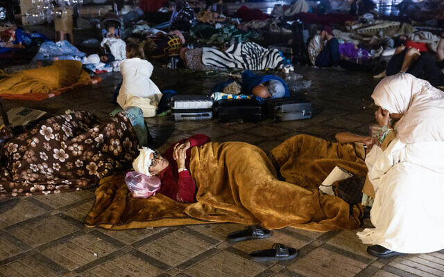 Des habitants, en extérieur, sur une place après un tremblement de terre, à Marrakech, le 9 septembre 2023. (Crédit : Fadel Senna/AFP)