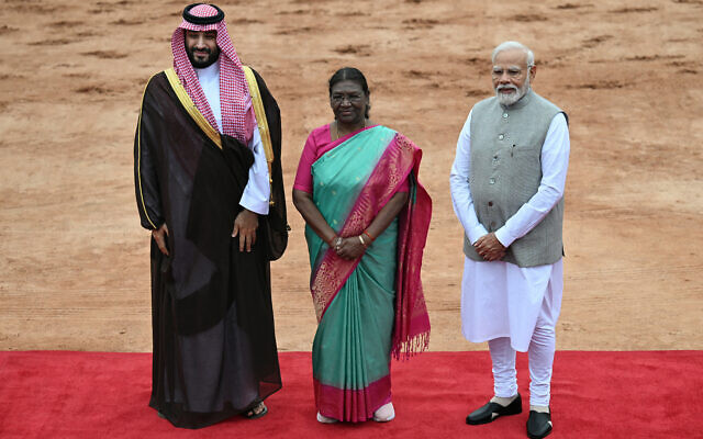 La présidente indienne Droupadi Murmu (centre) avec le Premier ministre indien Narendra Modi (droite) et son homologue saoudien Mohammed bin Salman au sommet du G20 à New Delhi, le 11 septembre 2023. (Photo by Money SHARMA / AFP)