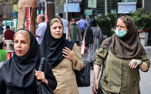 Des personnes se promènent au square Vanak à Téhéran le 5 septembre 2023. (Crédit : ATTA KENARE / AFP)