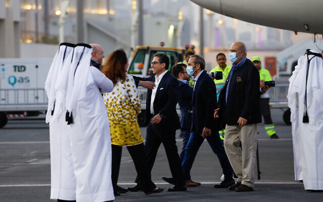 Les citoyens américains Siamak Namazi, portant des lunettes, Emad Sharqi, deuxième à droite, et Morad Tahbaz, à droite, accueillis à leur arrivée à l'aéroport international de Doha, le 18 septembre 2023. (Crédit : Karim Jaafar/AFP)