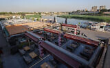 Des restaurants et des cafés au complexe de divertissement "Mille et une Nuits" sur les rives du fleuve Tigre à Bagdad le 11 septembre 2023. (Crédit : Ahmad AL-RUBAYE / AFP)