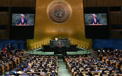 Le secrétaire général des Nations Unies Antonio Guterres prenant la parole lors de la 78e Assemblée générale des Nations unies, à New York, le 19 septembre 2023. (Crédit : Timothy A. Clary/AFP)