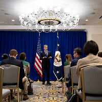 Le secrétaire d'État américain Antony Blinken annonçant, lors d'une conférence de presse, la libération de cinq Américains emprisonnés depuis des années en Iran, à New York, le 18 septembre 2023.  (Crédit : Craig Ruttle/POOL/AFP)