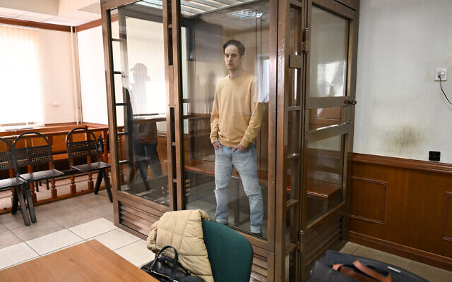 Le journaliste américain Evan Gershkovich, arrêté pour espionnage, se tient à l'intérieur de la cage des accusés avant l'audience d'examen d'un appel sur sa détention préventive prolongée au tribunal de la ville de Moscou, le 19 septembre 2023. (Crédit : NATALIA KOLESNIKOVA / AFP)