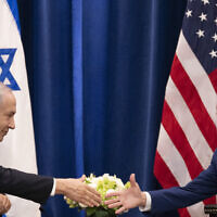Le président américain Joe Biden serrant la main du Premier ministre israélien Benjamin Netanyahu lors de leur rencontre en marge de la 78e Assemblée générale des Nations Unies, à New York, le 20 septembre 2023. (Crédit : Jim Watson/AFP)