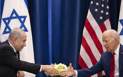 Le président américain Joe Biden serrant la main du Premier ministre israélien Benjamin Netanyahu lors de leur rencontre en marge de la 78e Assemblée générale des Nations Unies, à New York, le 20 septembre 2023. (Crédit : Jim Watson/AFP)