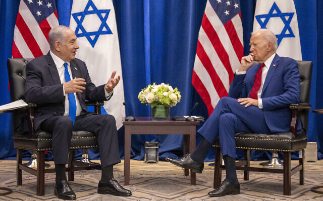 Le président américain Joe Biden rencontrant le Premier ministre israélien Benjamin Netanyahu, à gauche, en marge de la 78e Assemblée générale des Nations unies, à New York, le 20 septembre 2023. (Crédit : Jim Watson/AFP)