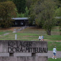 Des visiteurs traversent le site mémorial de l'ancien camp de concentration nazi de Mittelbau-Dora, près de Nordhausen, dans le centre de l'Allemagne, le 21 septembre 2023. (Crédit : Ronny Hartmann / AFP)