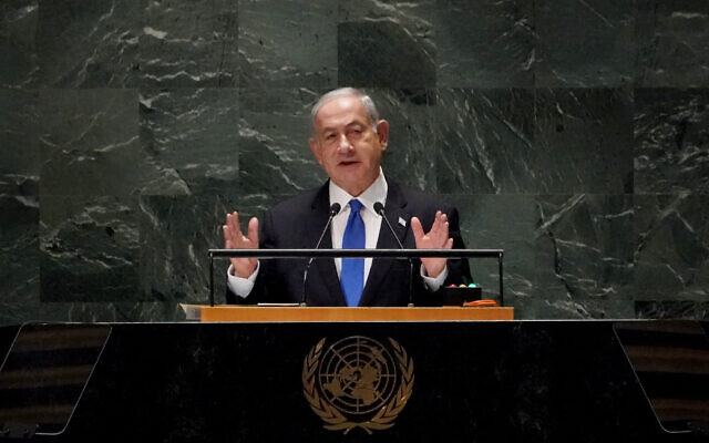 Le Premier ministre Benjamin Netanyahu s'adressant à la 78e session de l'Assemblée générale des Nations unies, à New York, le 22 septembre 2023. (Crédit : Bryan R. Smith / AFP)