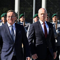 Le ministre de la Défense Yoav Gallant, à droite, et son homologue allemand Boris Pistorius inspectant une garde d'honneur, au ministère allemand de la Défense à Berlin, le 28 septembre 2023. (Crédit : Tobias Schwarz/AFP)