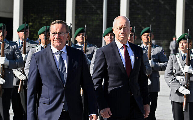 Le ministre de la Défense Yoav Gallant, à droite, et son homologue allemand Boris Pistorius inspectant une garde d'honneur, au ministère allemand de la Défense à Berlin, le 28 septembre 2023. (Crédit : Tobias Schwarz/AFP)