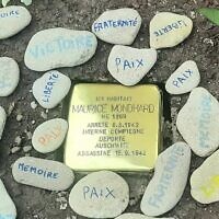 Le Stolpersteine en hommage à Maurice Mondhard, tué à Auschwitz, scellé le 16 septembre 2023, à Saint-Aubin-sur-Mer au nord de Caen (Calvados). (Crédit : Sibylle Hecht / Facebook)