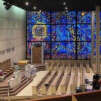 Le vaste intérieur de la synagogue Loop propice à la distanciation sociale, à Chicago. (Crédit : Paul Harding/FAIA via JTA)