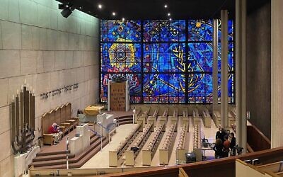 Le vaste intérieur de la synagogue Loop propice à la distanciation sociale, à Chicago. (Crédit : Paul Harding/FAIA via JTA)
