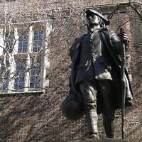 Une statue du jeune Benjamin Franklin, à l'Université de Pennsylvanie. (Crédit : Wikimedia via JTA)