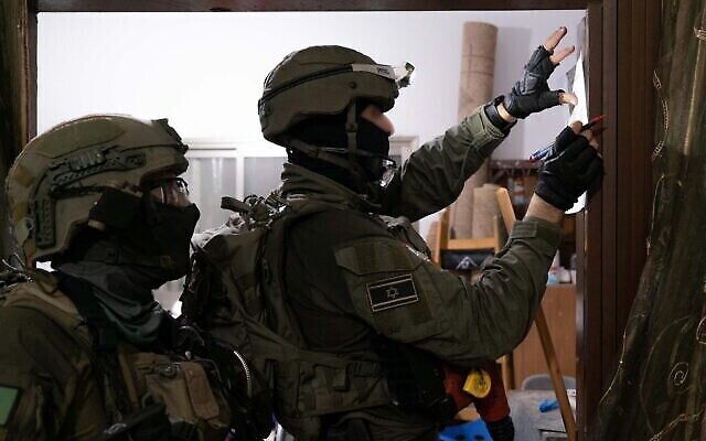 Des soldats israéliens prennent des mesures au domicile d'un terroriste palestinien dans la ville cisjordanienne de Deir Ammar, en vue d'une possible démolition, le 1er septembre 2023. (Crédit : Armée israélienne)