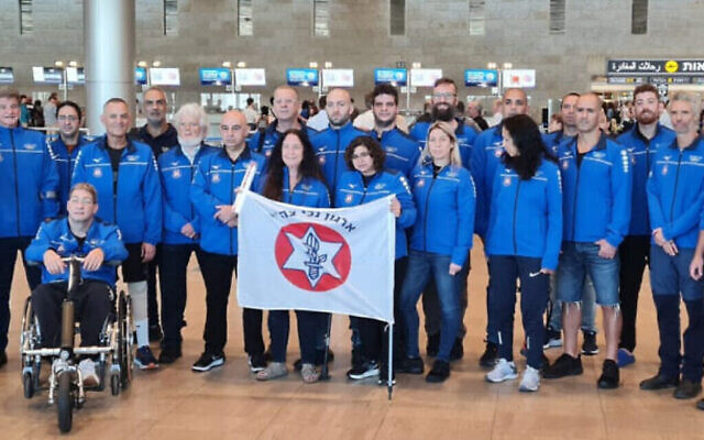 L'équipe israélienne à l'aéroport Ben Gurion le 7 septembre 2023 avant son départ pour les Jeux Invictus à Düsseldorf, en Allemagne. (Avec l'aimable autorisation de l'Organisation des anciens combattants handicapés de la FID)