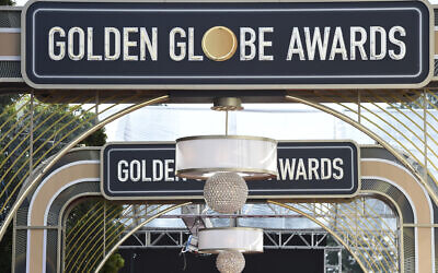 Signalisation de l'événement au-dessus du tapis rouge lors de la 77e édition des Golden Globe Awards, à Beverly Hills, en Californie, le 5 janvier 2020. (Crédit : Jordan Strauss/Invision/AP)
