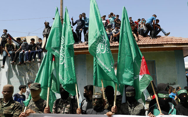Des membres du groupe terroriste palestinien du Hamas lors d'un rassemblement de solidarité avec les Palestiniens de Jérusalem et contre la décision du président de l’Autorité palestinienne Mahmoud Abbas de reporter les élections, dans le camp de réfugiés de Jebaliya, dans la Bande de Gaza, le 30 avril 2021. (Crédit : Adel Hana/AP Photo)