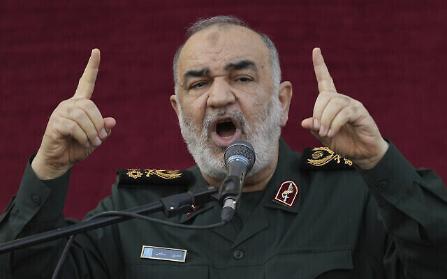 Le commandant des Corps des Gardiens de la Révolution islamique, le général Hossein Salami, prenant la parole lors de la cérémonie funéraire de cinq membres des CGRI tués en Syrie, à Téhéran, en Iran, le 4 août 2022. (Crédit : Vahid SalemiAP Photo/Dossier)