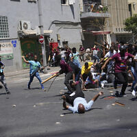 Des militants anti-gouvernement érythréen, à gauche, affrontant des partisans du gouvernement érythréen, à Tel Aviv, en Israël, le 2 septembre 2023 (Crédit : Ohad Zwigenberg/AP Photo)