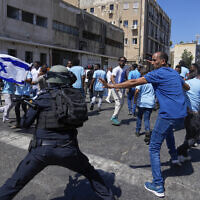 Des manifestants érythréens affrontant la police anti-émeute israélienne, à Tel Aviv, en Israël, le 2 septembre 2023. (Crédit : Ohad Zwigenberg/AP)
