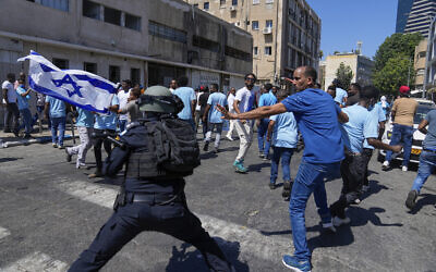 Des manifestants érythréens affrontant la police anti-émeute israélienne, à Tel Aviv, en Israël, le 2 septembre 2023. (Crédit : Ohad Zwigenberg/AP)