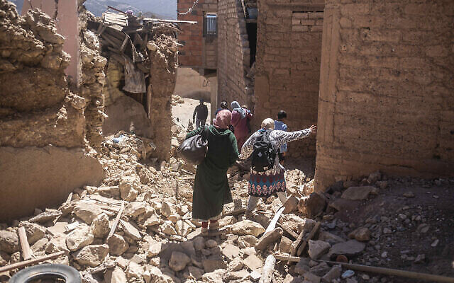 Des habitants fuyant leurs maisons après un tremblement de terre dans le village de Moulay Brahim, près de l'épicentre du tremblement de terre, à l'extérieur de Marrakech, au Maroc, le 9 septembre 2023. (Crédit : Mosaab Elshamy/AP Photo)