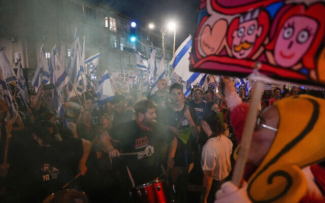 Des manifestants protestent contre la refonte du système judiciaire du gouvernement, à Tel Aviv, Israël, le 9 septembre 2023. (Crédit : Ariel Schalit/AP Photo)