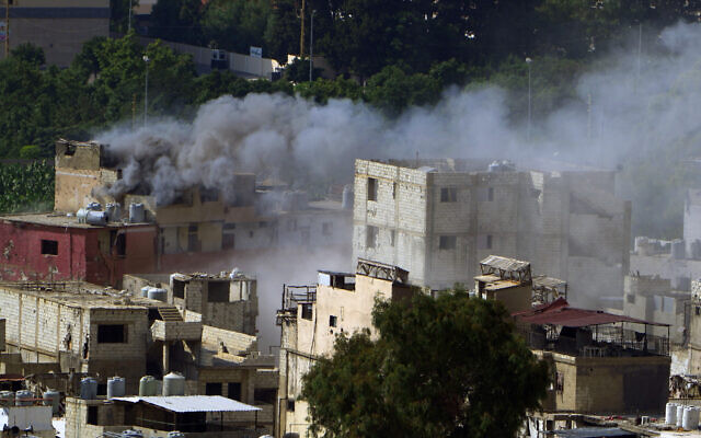 De la fumée émane du camp de refugiés palestiniens Ain el-Héloué, au Liban, durant des affrontements entre groupuscules islamistes à des combattants du Fatah, le 10 septembre 2023. (Crédit : AP Photo/Bilal Hussein)