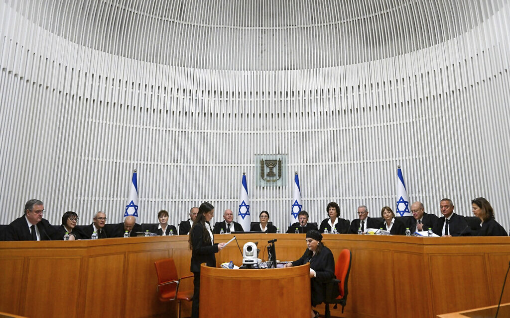 Les 15 juges de la Cour suprême d'Israël examinant la validité de la loi du "caractère raisonnable" du gouvernement Netanyahu, adoptée en juillet, à Jérusalem, le 12 septembre 2023. (Crédit : Debbie Hill/Pool Photo via AP)