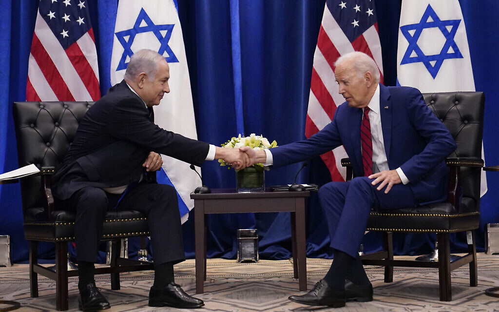 Le président américain Joe Biden serrant la main du Premier ministre israélien Benjamin Netanyahu lors de leur rencontre en marge de la 78e Assemblée générale des Nations unies, à New York, le 20 septembre 2023. (Crédit : AP Photo/ Susan Walsh)