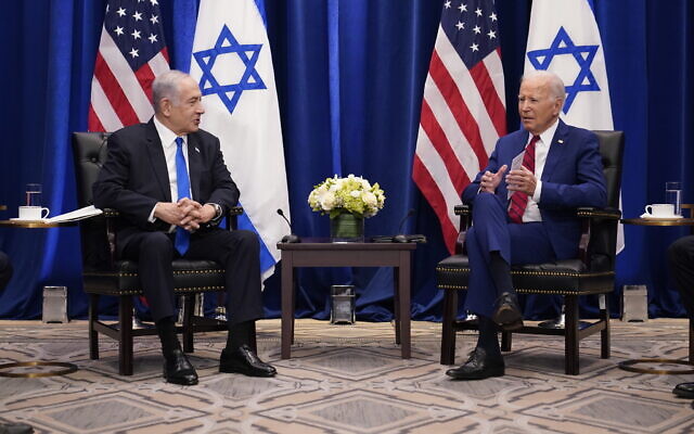 Le président américain Joe Biden, à droite, rencontrant le Premier ministre israélien Benjamin Netanyahu, à New York, le 20 septembre 2023 (Crédit : Susan Walsh/AP Photo)