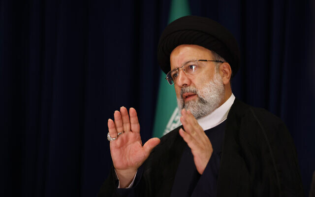 Le président iranien Ebrahim Raïssi en conférence de presse à New York, le 20 septembre 2023. (Crédit : AP Photo/Jason DeCrow)
