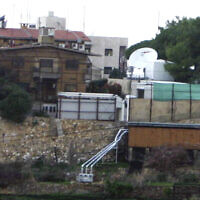 L'ambassade américaine à Awkar, au Liban. (Crédit : AP)