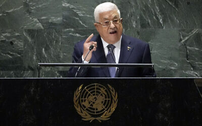 Le président de l'Autorité palestinienne, Mahmoud Abbas, s'adressant à la 78e session de l'Assemblée générale des Nations unies, à New York, le 21 septembre 2023. (Crédit : Richard Drew/AP Photo)